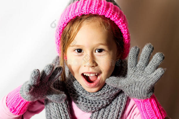 戴着冬帽戴着手套和<strong>围巾</strong>的<strong>小女孩</strong>。