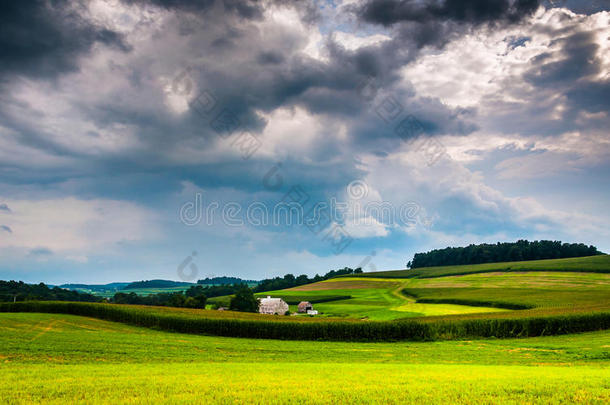 约克南部<strong>起伏</strong>的山丘和农田上空的暴风云