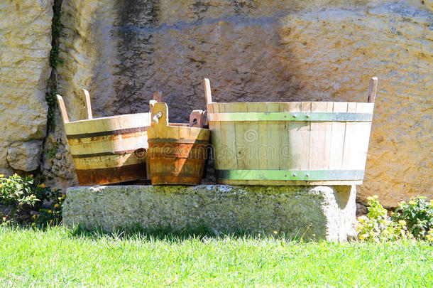 瓜伊塔要塞庭院里的木桶和木桶