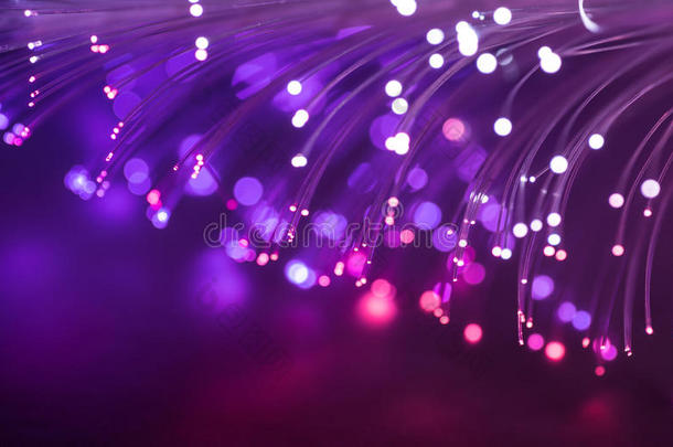<strong>紫色光</strong>纤背景。