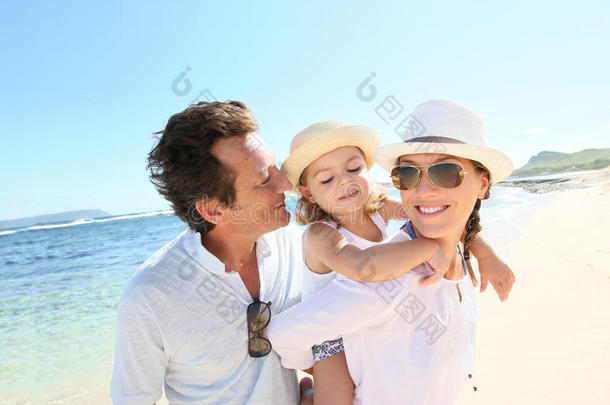 年轻快乐的一家人在海边游玩