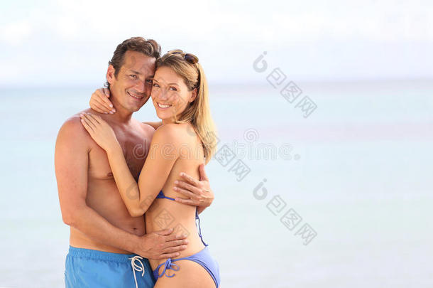 年轻幸福的情侣在海边度假