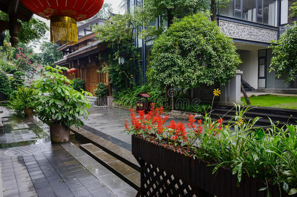 雨天中国老式建筑之间的街道