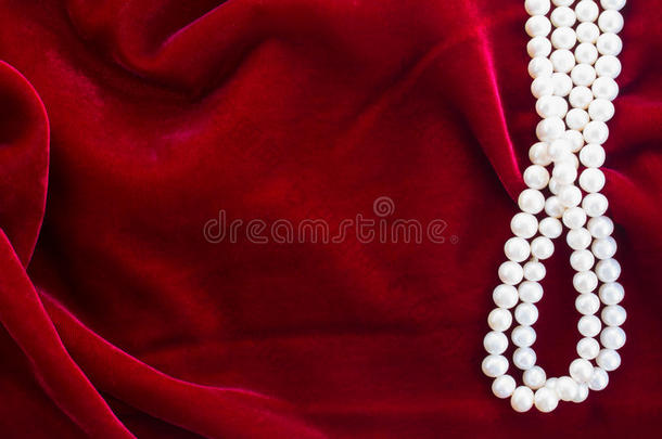 红色天鹅绒背景配珍珠