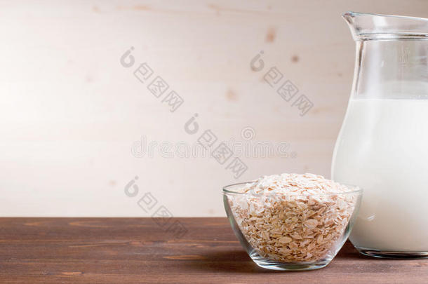 燕麦片放在牛奶瓶旁边的碗里