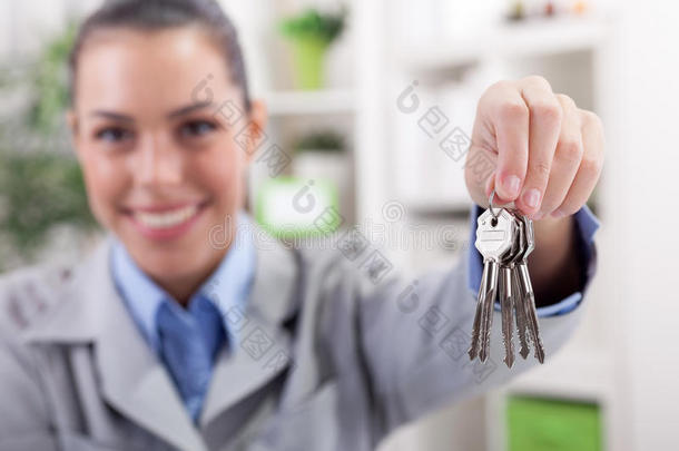 房地产经纪人正在给公寓<strong>钥匙</strong>，把重点放在<strong>钥匙</strong>上