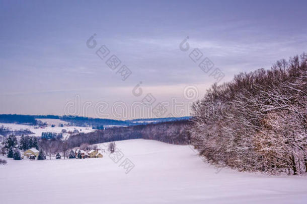 俯瞰宾夕法尼亚州约克县乡村的积雪起伏的山丘。