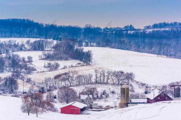 在约克乡村看到被雪覆盖的农田和<strong>起伏</strong>的山丘