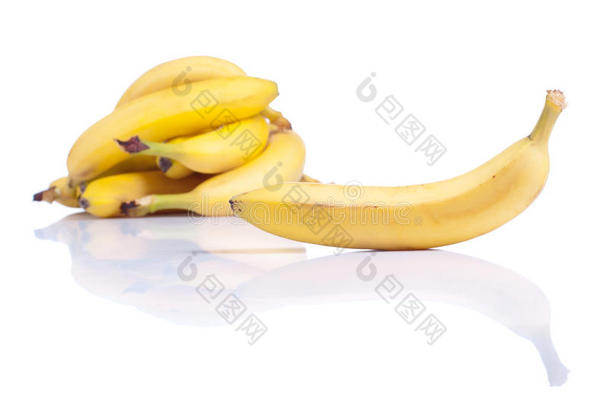 成熟的黄色香蕉，白色背景上有阴影