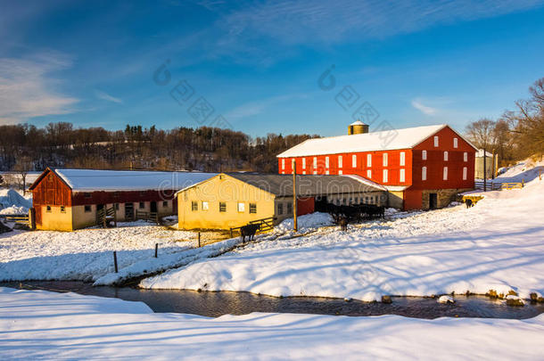 宾夕法尼亚州七个山谷的<strong>红色</strong>谷仓和溪流的<strong>冬季</strong>景色。
