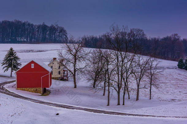 宾夕法尼亚州约克县乡村农场的<strong>红色</strong>谷仓的<strong>冬季</strong>景色。