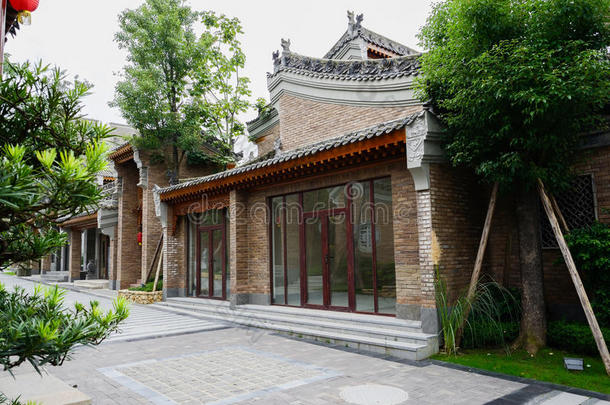 在泥泞的街道旁新建的<strong>中国传统建筑</strong>