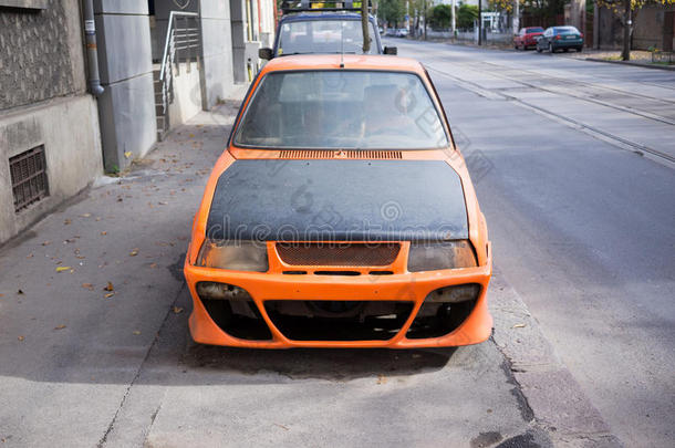 被遗弃在人行道上的橙色调校车
