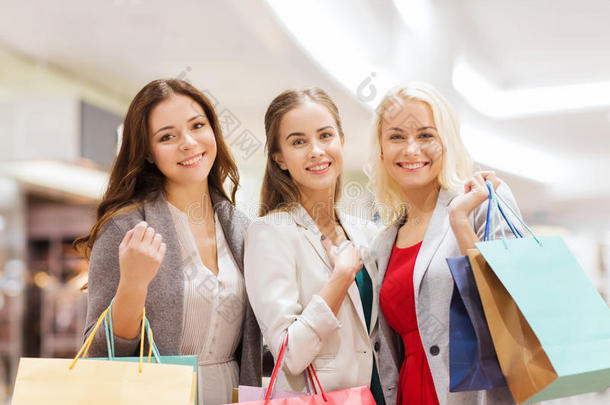 商场里<strong>拎</strong>着购物<strong>袋</strong>的快乐年轻女人