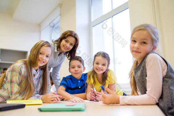 一群小学生在课堂上写测试