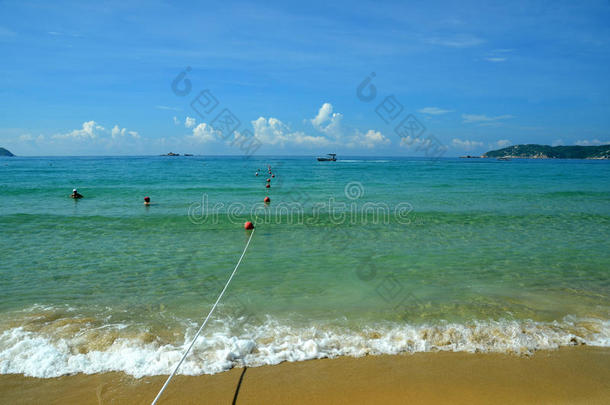 在中国海南岛，三亚，亚龙湾冲浪