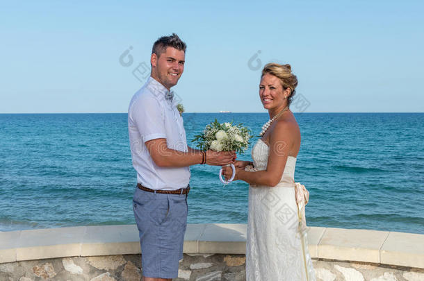 海滩附近的新郎新娘
