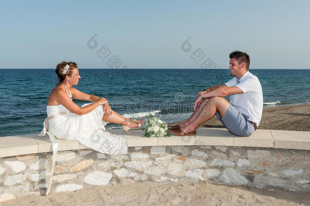 新郎新娘坐在海边