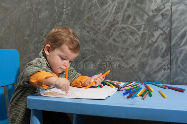 坐在桌旁画画的孩子
