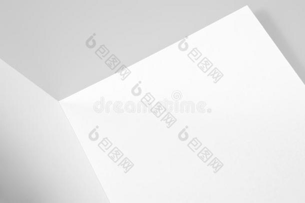 空白的打开的卡片或折叠的纸