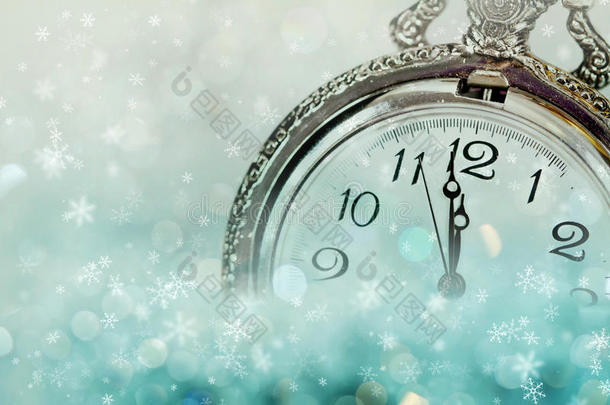 午夜是新年。有星星、雪花和胡里的旧钟