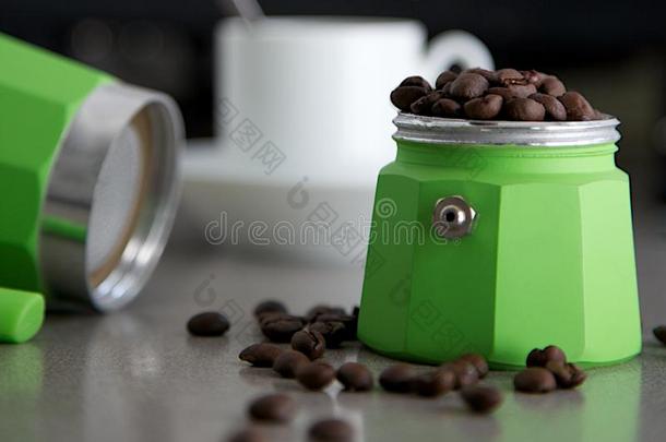 意大利意式浓缩咖啡机，绿咖啡豆和咖啡杯