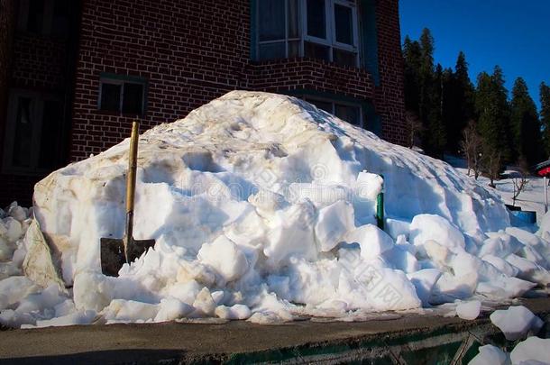 前面铲子雪雪堆雪原