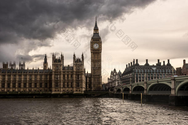 伦敦，英国-乌云笼罩下的国会大厦、大本钟和威斯敏斯特大桥