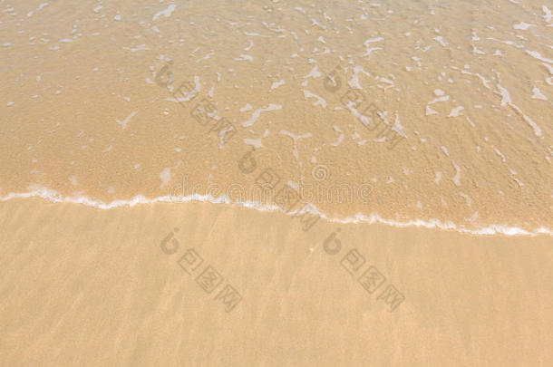 碧波荡漾的金色沙滩