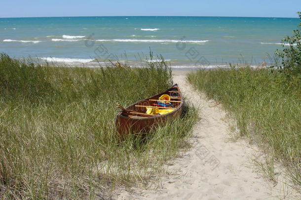 海滩上的独木舟。