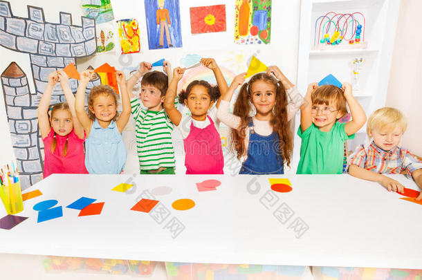 幼儿园美术课上快乐的男孩和女孩