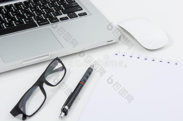 空白商务笔记本电脑、鼠标、笔、眼镜和便条