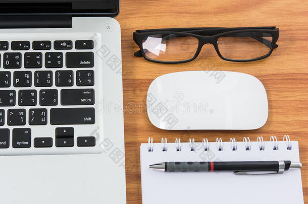 空白商务笔记本电脑、鼠标、笔、便条和眼镜
