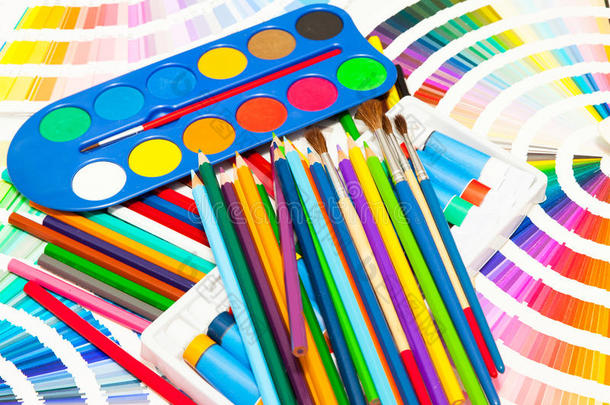 各种颜色的铅笔、油漆和颜色表