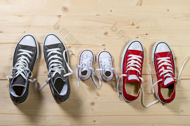 三双鞋在父亲大，母亲中和儿子或女儿小孩子大小在家庭团聚的概念