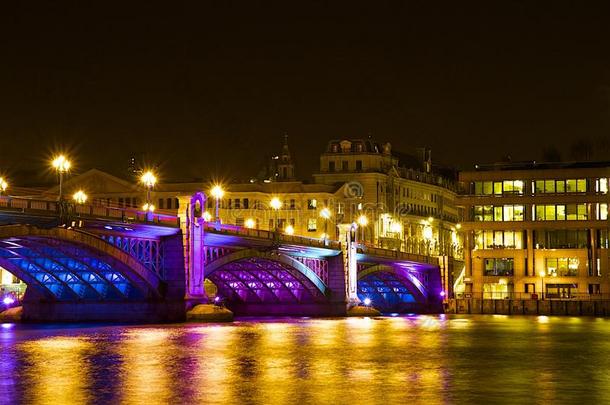 伦敦圣诞节时的索斯沃克大桥