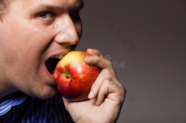 饮食营养。吃苹果水果的快乐男人