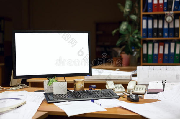 晚上桌面上<strong>电脑显示</strong>器的镂空屏幕，带图纸工程