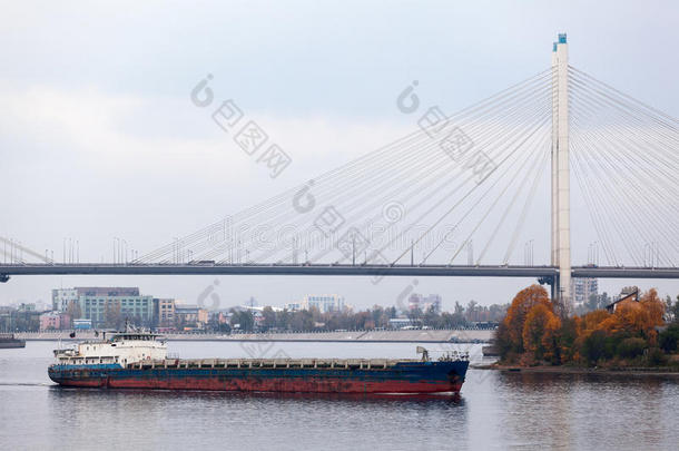 俄罗斯圣彼得堡，秋天在涅瓦河上用<strong>干货</strong>打火机航行