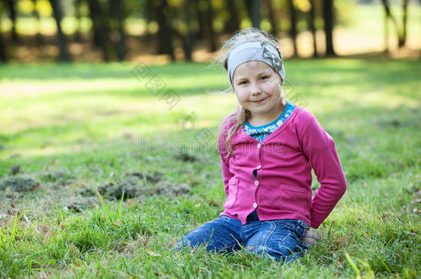 美丽快乐的女孩肖像，跪在草地上，临摹处