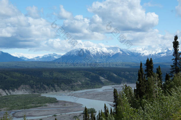 铜河上的群山