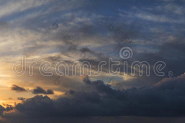 暴风雨般的夕阳天空充满活力的大全景图像