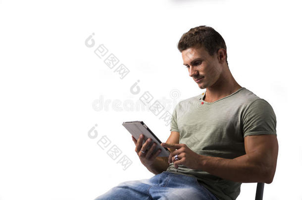 微笑的年轻人拿着<strong>电子书阅读器</strong>，坐着