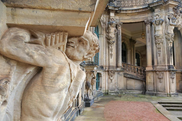 德累斯顿茨温格宫（zwinger palace）<strong>立柱</strong>下半裸的福努斯雕像特写