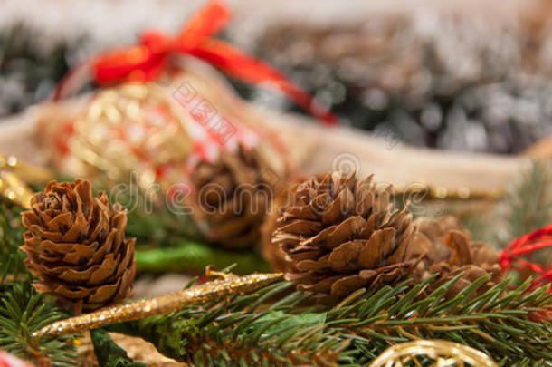 圣诞装饰有：圣诞花环、松枝、松果、黄色闪亮的圣诞星星