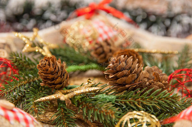 圣诞装饰有：圣诞花环、松枝、松果、黄色闪亮的圣诞星星