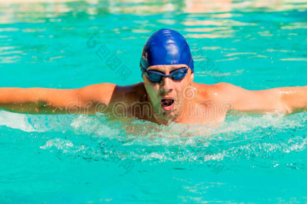 年轻游泳运动员参加体育运动的画像