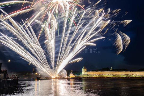 在诺夫哥罗德克里姆林宫燃放烟花庆祝第一个俄罗斯汉萨节