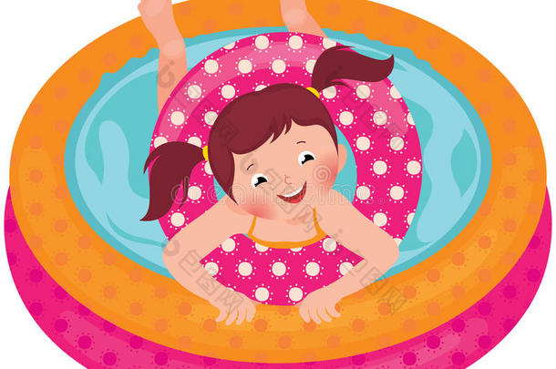 夏天在充气游泳池里嬉水的小女孩
