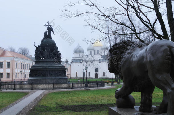 以圣索菲亚大教堂为背景的俄罗斯千年纪念碑
